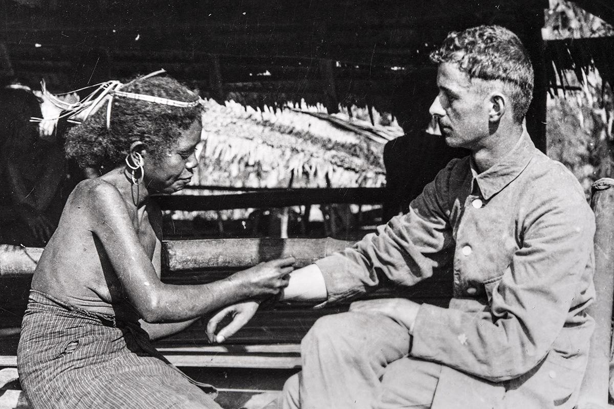Detailansicht einer Fotografie von Erwin Stresemann (1889–1972) sowie einer unbekannten Frau 1911 beim Anbringen einer Ziertätowierung, West-Seram, Carola Radke MfN