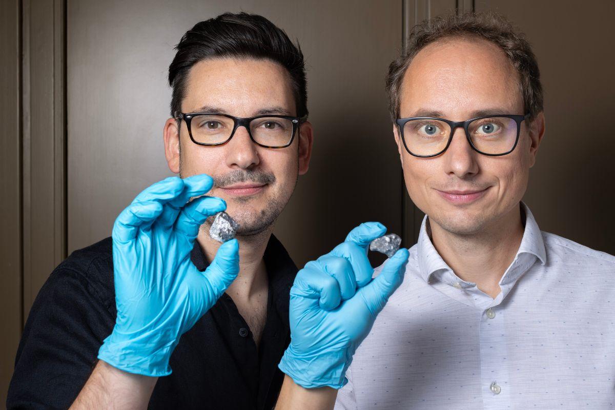 Die Wissenschaftlerin Hamann und Luther mit zwei Forschungsproben. 