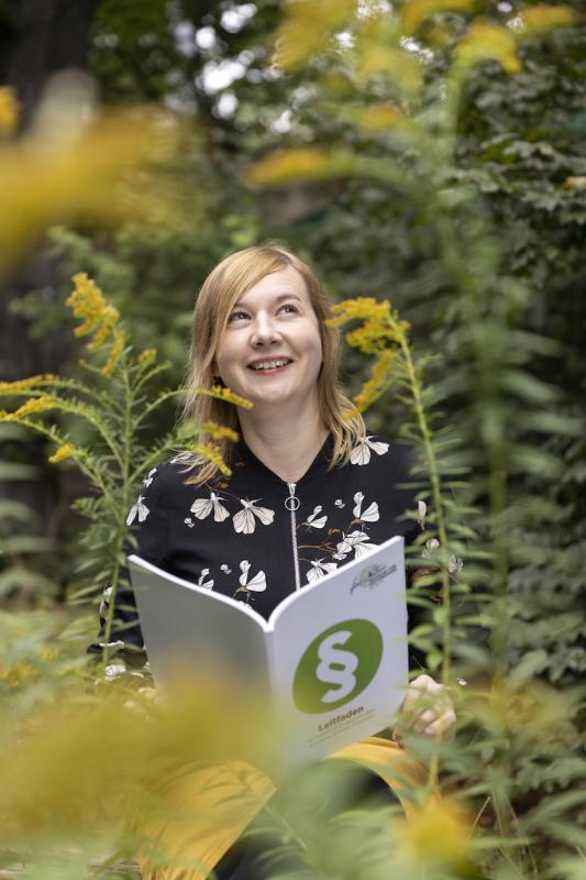 Linda Freyberg mit dem Leitfaden zu Rechtsfragen in Citizen-Science-Projekten