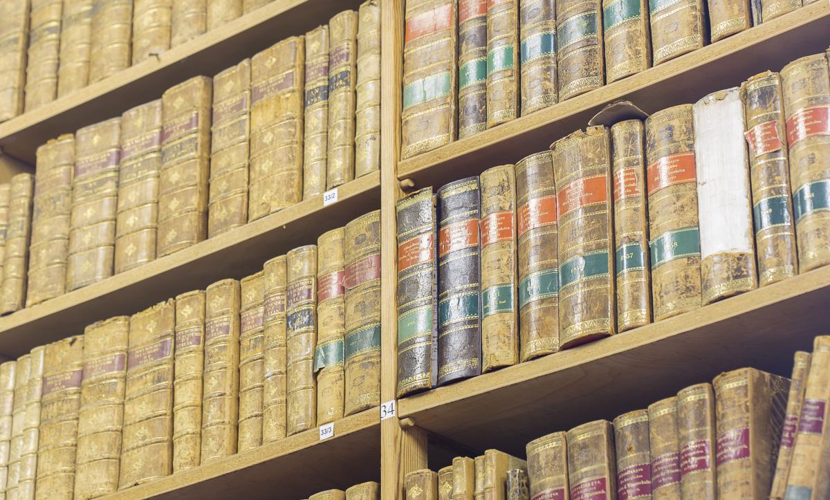 Alte Bücher im Regal einer Bibliothek Alte Bücher im Regal einer Bibliothek