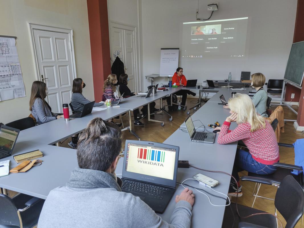 Teilnehmer des Edit-a-thons lauschen einem Gastvortrag 