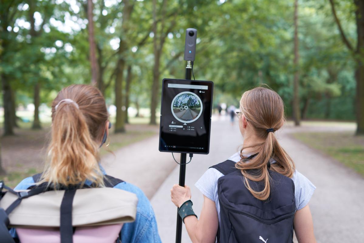 Führung mit 360°Kamera im Tiergarten | Bildquelle: ART+COM Führung mit 360°Kamera im Tiergarten | Bildquelle: ART+COM