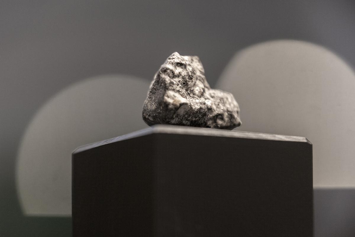 Fragment of the Ribbeck meteorite, as it is staged in the Mineral Hall of the Museum für Naturkunde Berlin.