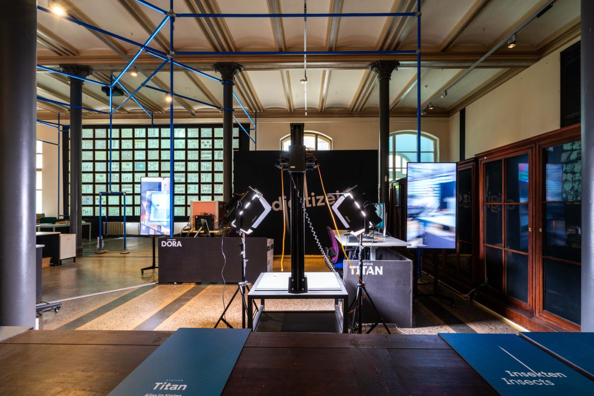 Die Digitalisierungsstation "Titan" ist eingeschaltet und leuchtet.