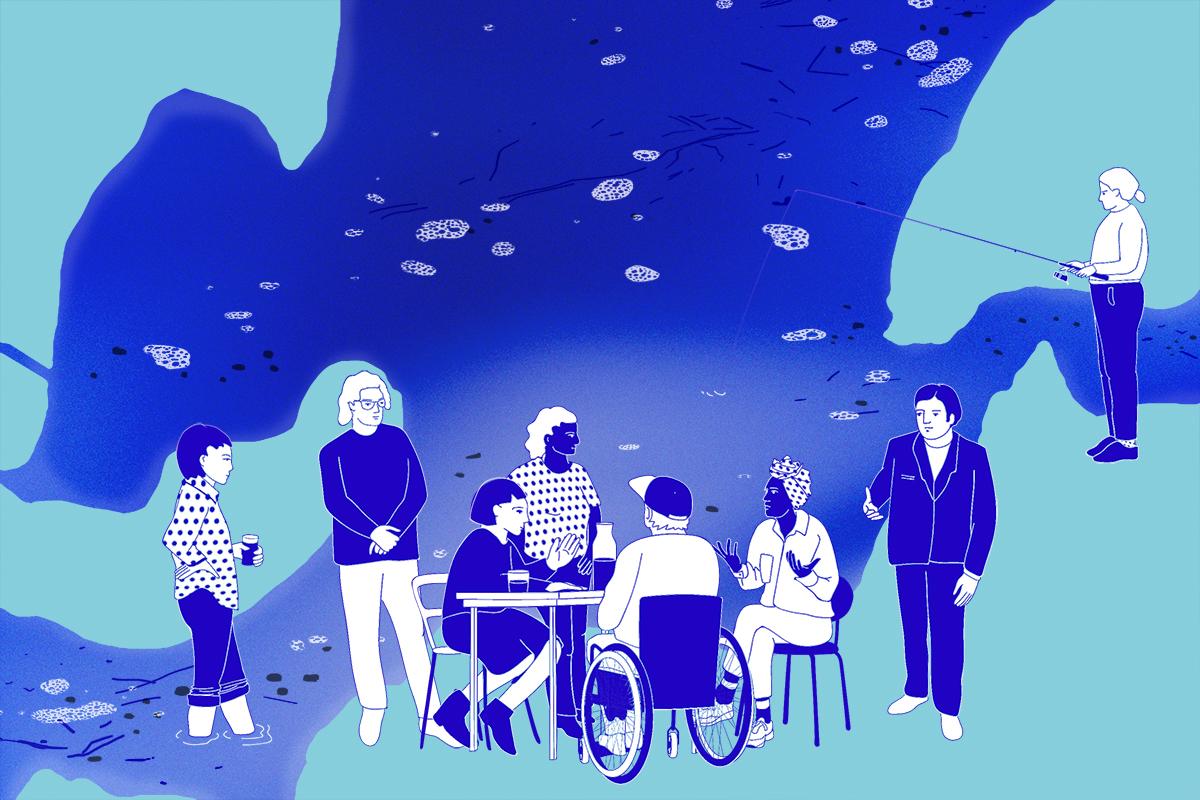 Eine Person verknüpft Objekte mit globalen Themen während einer Veranstaltung des Projekts Natur der Dinge. 