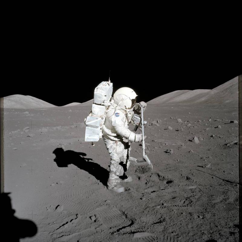 Der Wissenschaftler und Astronaut Harrison H. Schmitt, Pilot der Mondlandefähre, sammelt an der Station 1 während der ersten Apollo 17 Extravehicular Activity (EVA) am Landeplatz Taurus-Littrow Proben vom Mondrechen. 