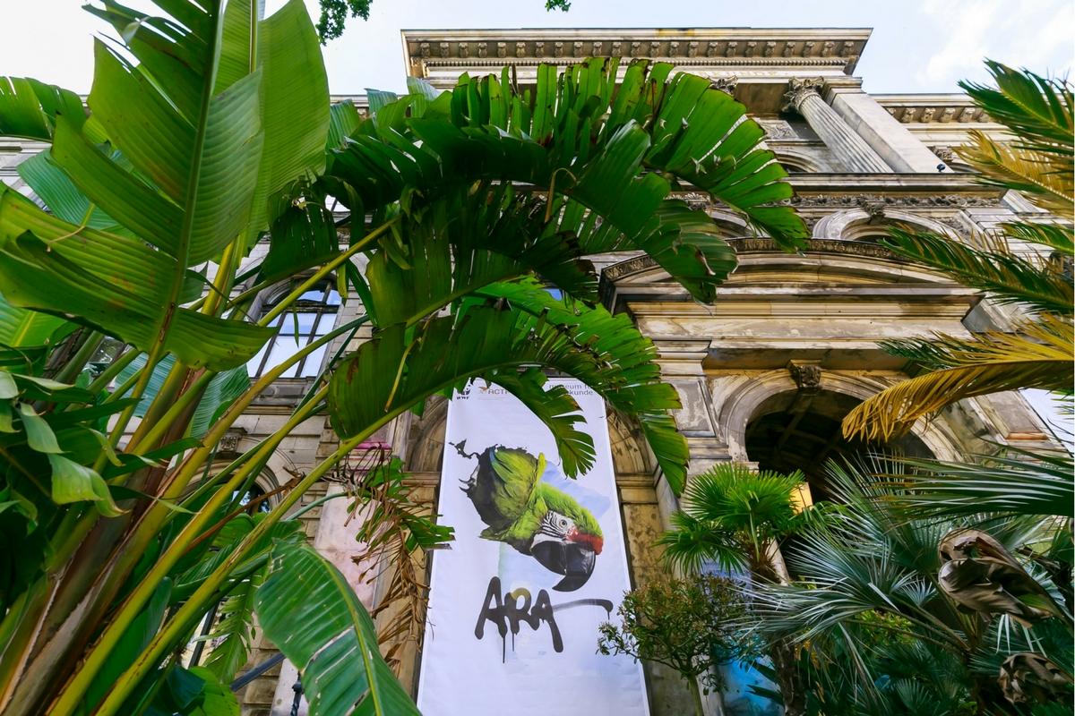 Ansicht der Fassade mit ARA-Banner zur Eröffnung der Sonderausstellung ARA