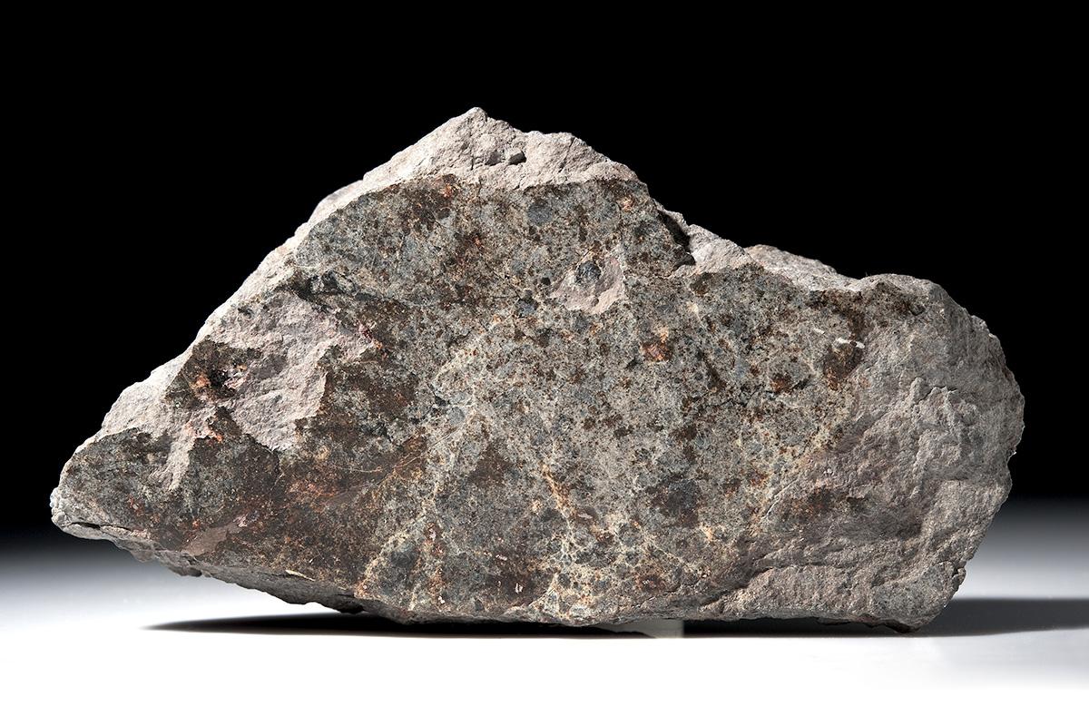 Bruchstück des 127 kg schwere Meteorit von Ensisheim aus der Privatsammlung Ernst F.F. Chladnis, der älteste erhaltene Meteoritenfall Europas vom 7. November 1492
