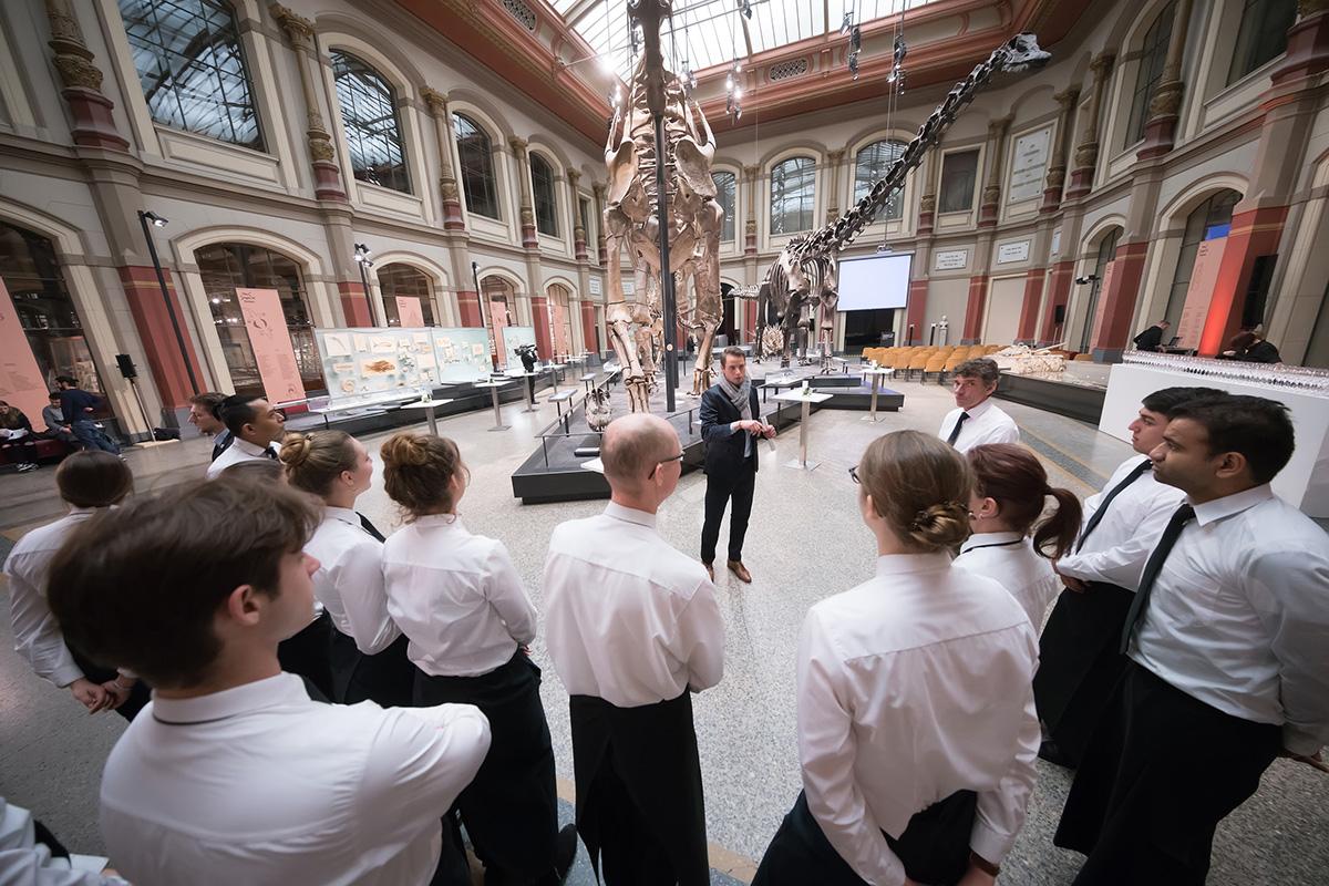 Servicepersonal beim Briefing kurz vor einer Veranstaltung im Sauriersaal, Foto: CHL Fotodesign/ Christian Lietzmann