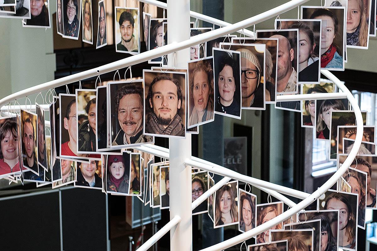 Das Foto zeigt die Doppelhelix-Installation mit Porträtfotografien