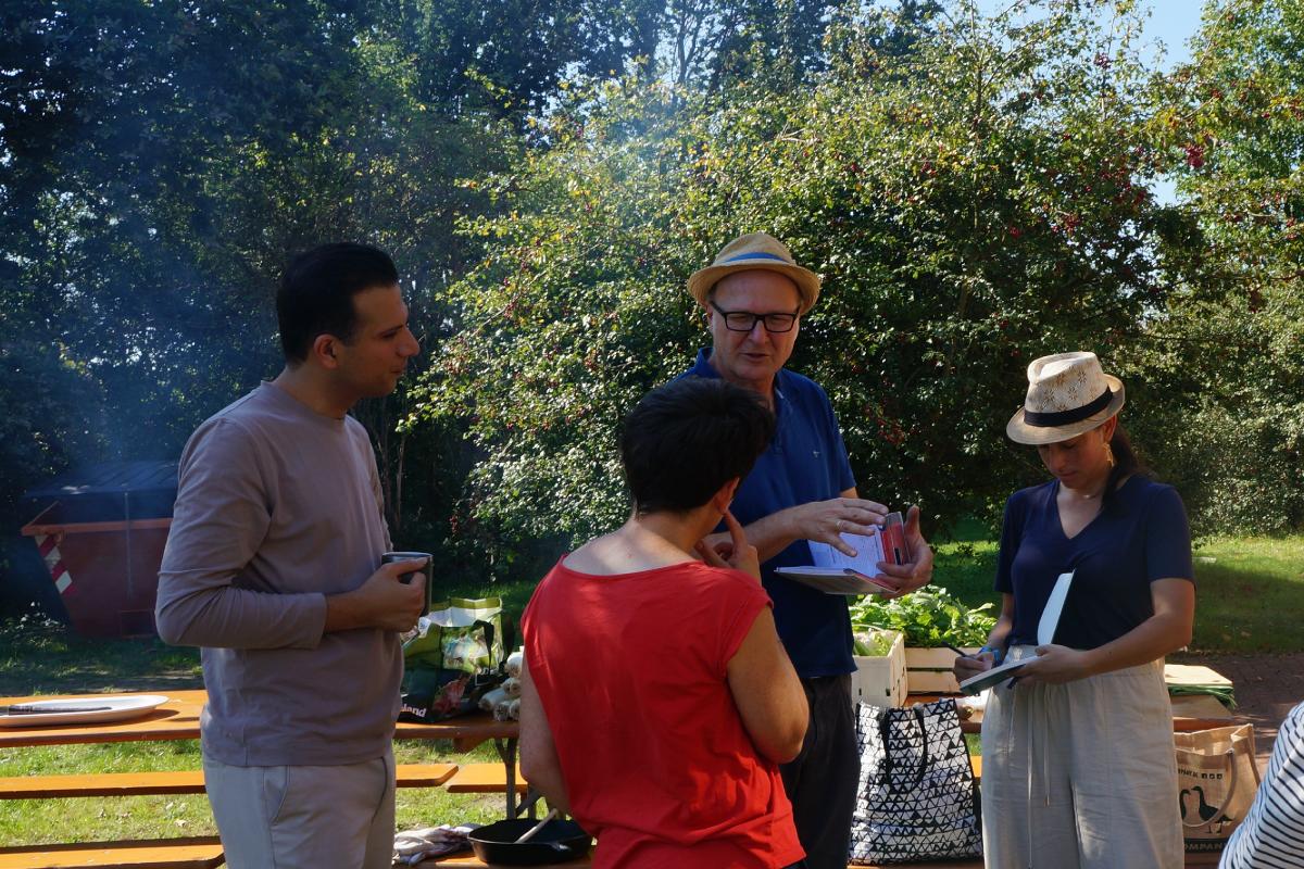 Im Garten des NABU Besucherzentrums kommen die Teilnehmenden miteinander ins Gespräch