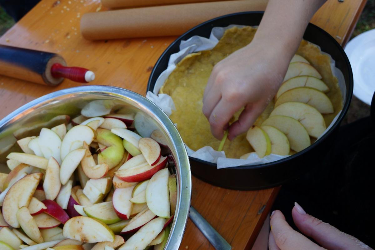 Mit Äpfeln aus lokalem Anbau wird vor Ort ein Kuchen gebacken.