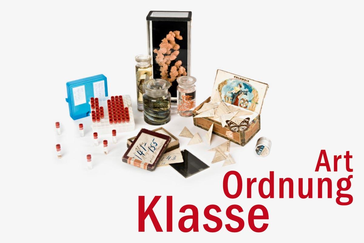 Das Foto zeigt das Plakat für die Sonderausstellung "Klasse, Ordnung, Art - 200 Jahre Museum für Naturkunde".