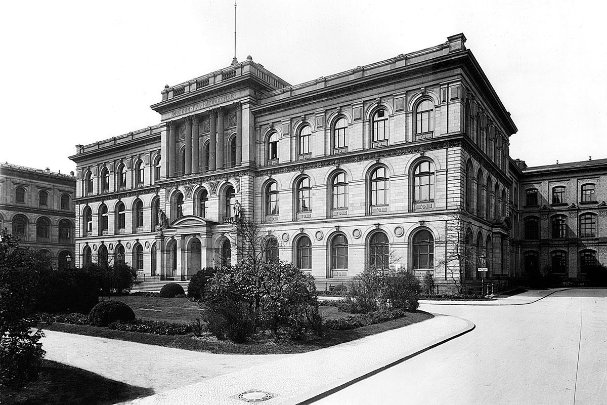 Das Foto zeigt die Fassade des Museums für Naturkunde Berlin um 1906.
