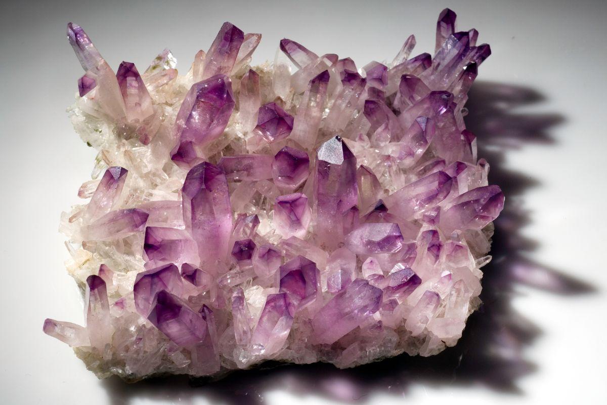 Das Mineral Amethyst auf weißen Untergrund