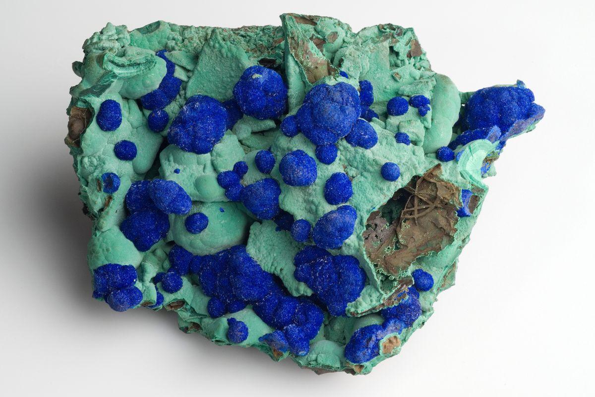 Das Mineral Azurit Malachi auf weißen Untegrund