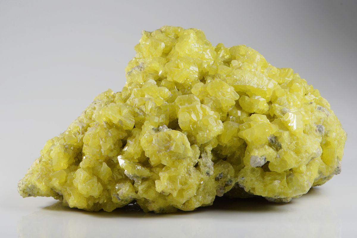Das Mineral Schwefel auf weißen Untergrund