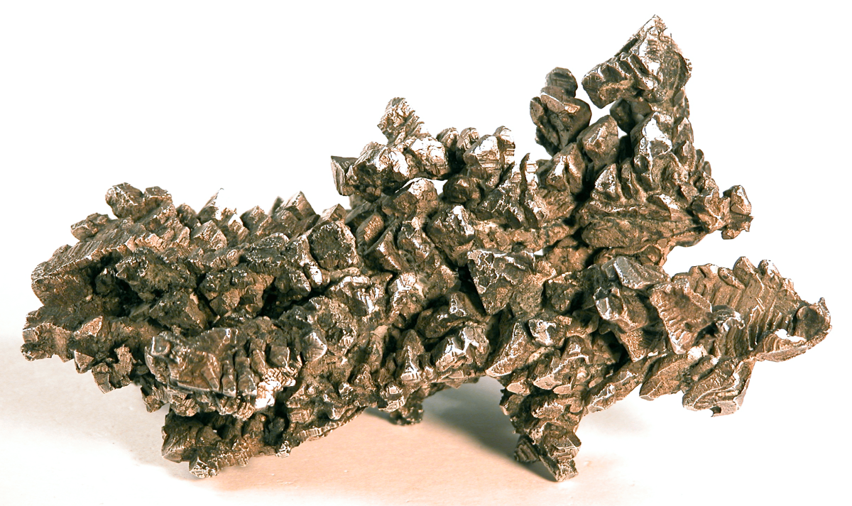 Das Foto zeigt eine Stufe von kristallisiertem Silber. Das Foto zeigt eine Stufe von kristallisiertem Silber.