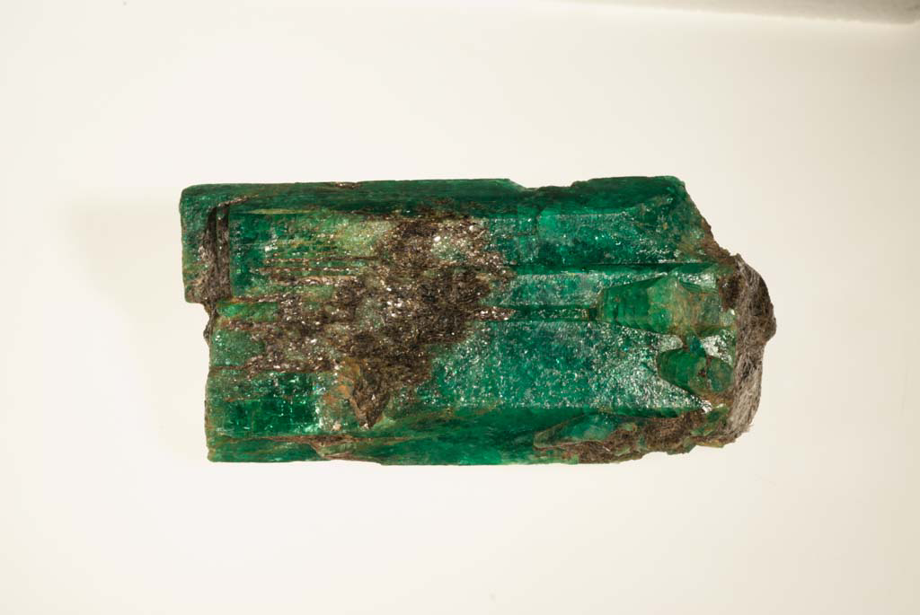 Das Foto zeigt die Smaragd-Stufe, welche Alexander von Humboldt der Mineraliensammlung schenkte
