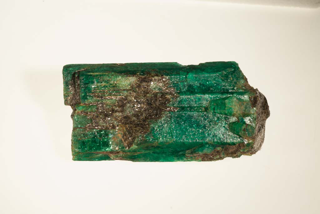 Das Foto zeigt die Smaragd-Stufe, welche Alexander von Humboldt der Mineraliensammlung schenkte Das Foto zeigt die Smaragd-Stufe, welche Alexander von Humboldt der Mineraliensammlung schenkte
