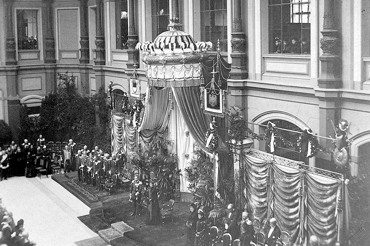 Das Foto zeigt die Eröffnung des Museums für Naturkunde Berlin am 2.12.1889 durch das Kaiserpaar im Lichthof des Gebäudes. 
