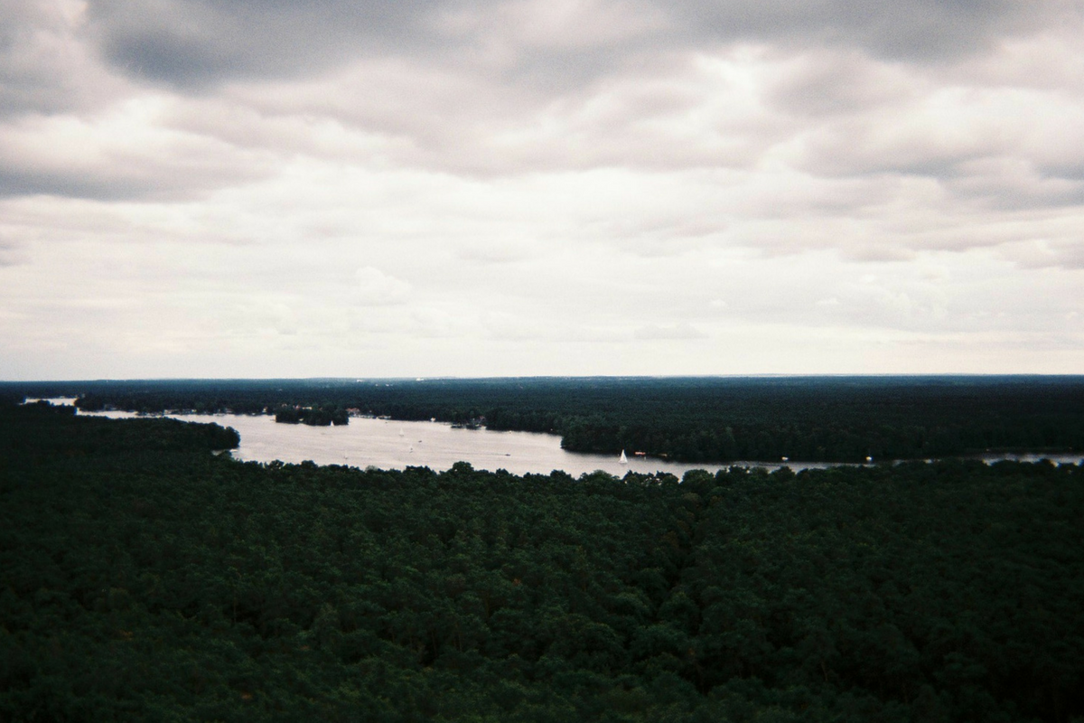 Blick über Berliner Fluss- und Seenlandschaft