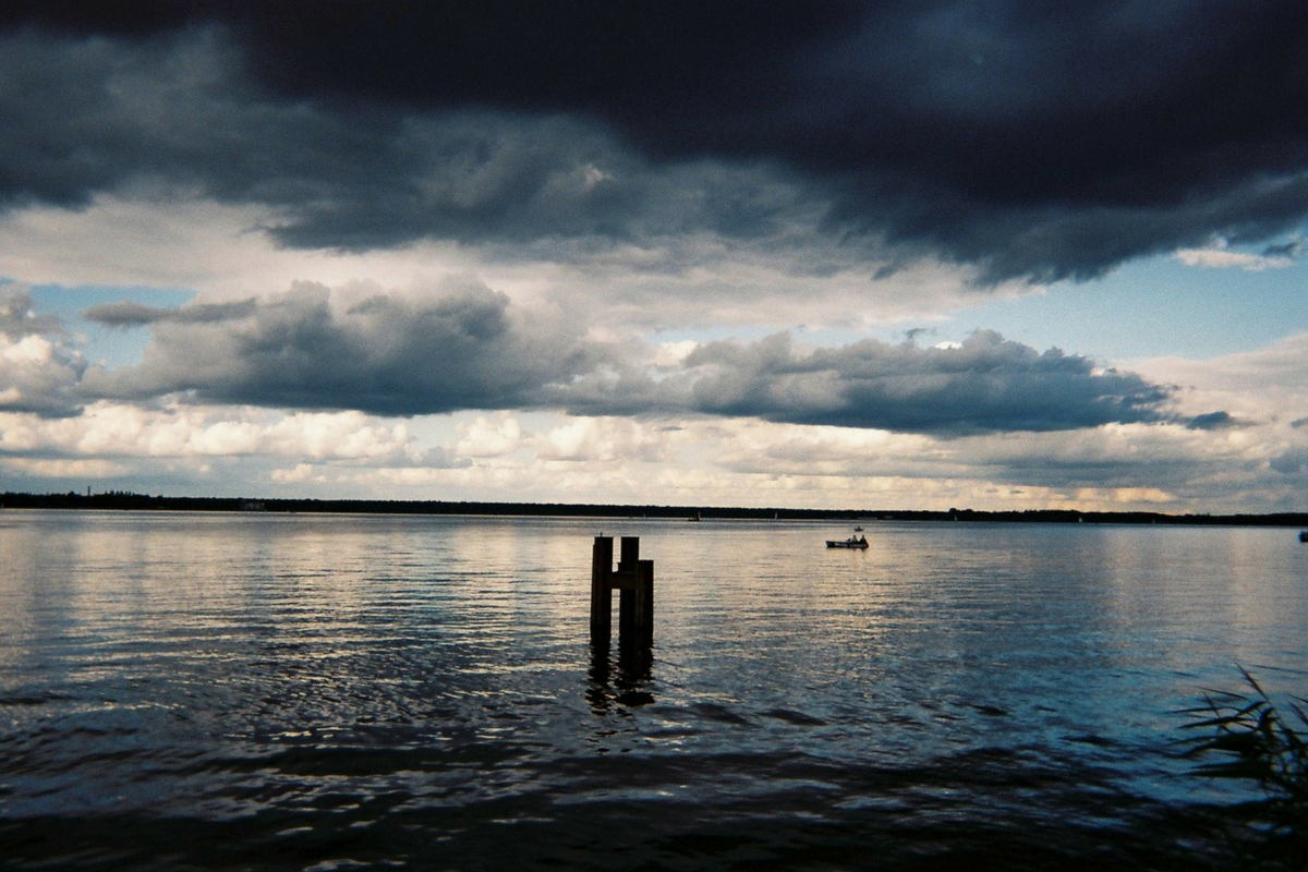 Blick über den Berliner See, dunkle Wolken am Himmel - ein Bild des Fotowettbewerbs "Naturblicke auf Berlin"