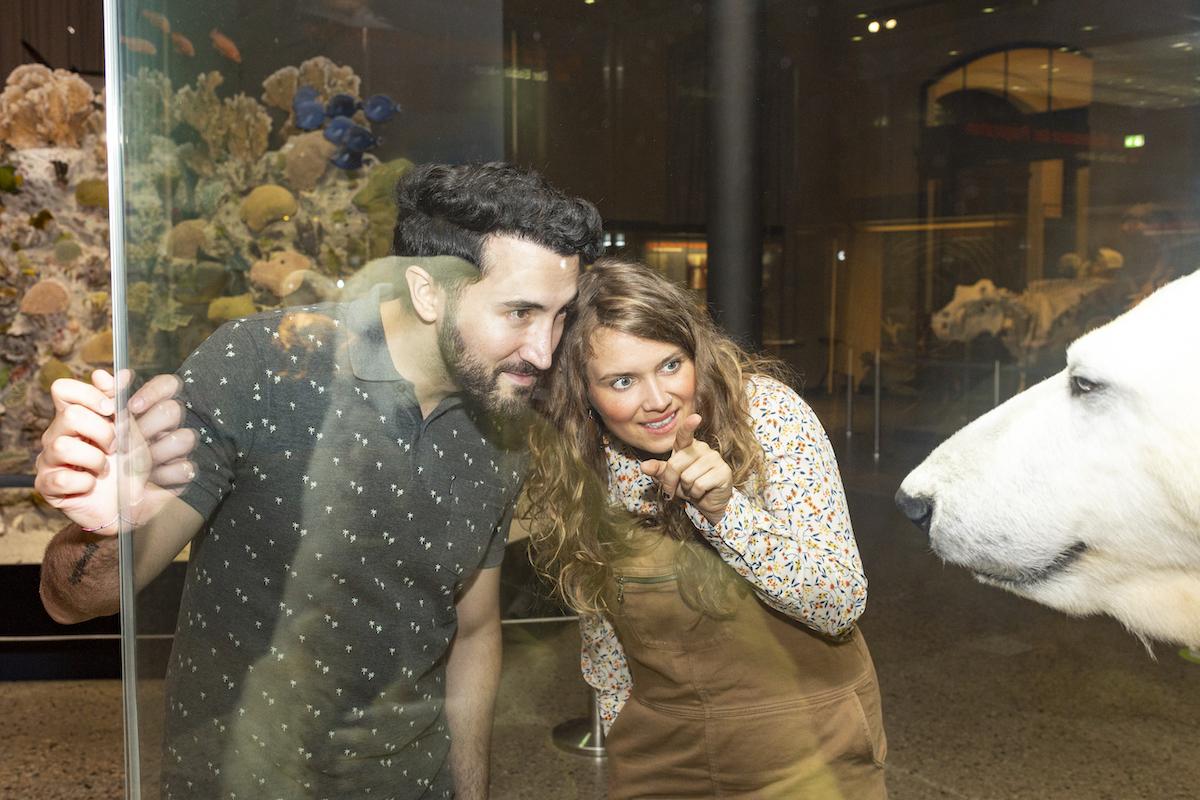 Tolga Akar und Jule Kaden, die Sprecher:innen im Podcast "Süßes oder Saurier" des Museums für Naturkunde Berlin. Tolga Akar und Jule Kaden, die Sprecher:innen im Podcast "Süßes oder Saurier" des Museums für Naturkunde Berlin.