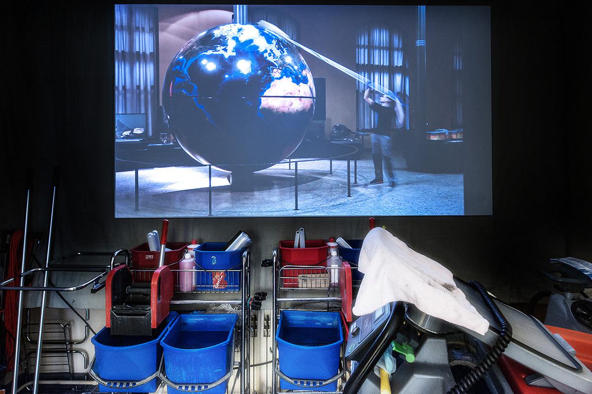 Videoinstallation mit Blick auf den Globus im Ausstellungsraum System Erde im Museum für Naturkunde.