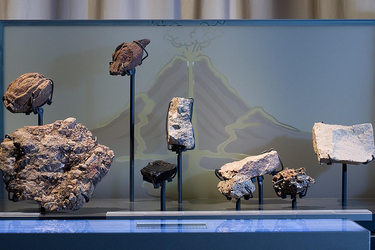 An dieser Themeninsel werden ein Schaubild zur Entstehung von Vulkanen als auch einzelne Lavabrocken gezeigt.