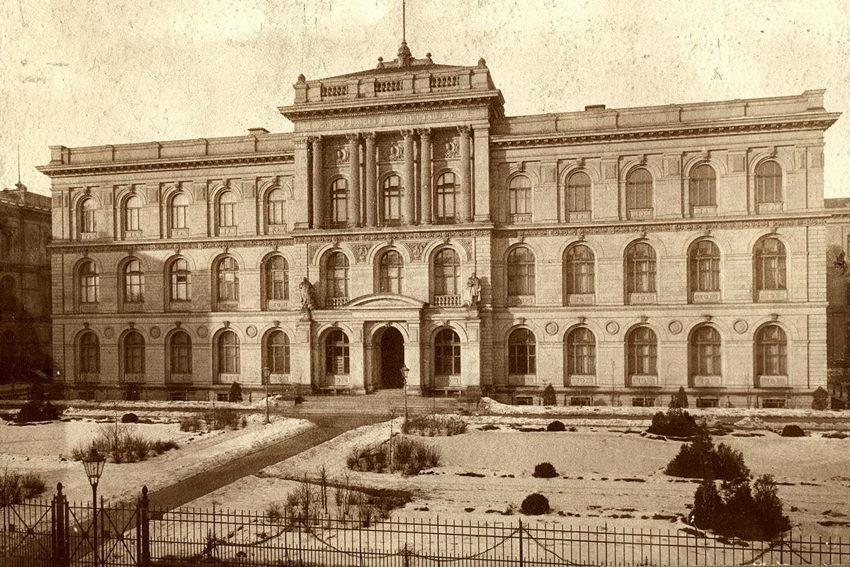 Das Foto zeigt die Vorderansicht des Museums für Naturkunde Berlin von 1893.