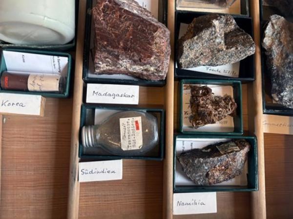 Sammlungsstücke aus der Mineralogische Sammlung des Museums