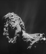 Der Komet 67P/Churyumov-Gerasimenko, fotografiert am 20. November 2014 von der Sonde Rosetta der Europäischen Weltraumorganisation ESA. Rosetta war zu diesem Zeitpunkt nur 31 Kilometer von dem Kometen entfernt. Vor allem, wenn er sich in der Nähe der Sonne aufhält, stößt der Komet immer wieder Fontänen aus Gas und Staub aus. Die Staubteilchen könnten dann als Mikrometeoriten auf der Erde landen.