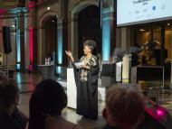 Vortragende Person im Sauriersaal 