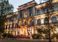 Hauptportal des Museums für Naturkunde Berlin am Abend