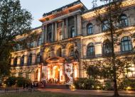 Hauptportal Museum für Naturkunde Berlin am Abend