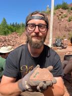 Moritz Maier zeigt seinen Fund vom Bromacker @ Jörg Fröbisch.
