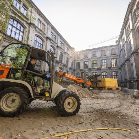 Ein Bagger vor einer der hinteren Fassaden des Museums für Naturkunde Berlin