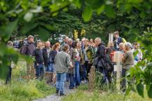Bürger:innen und Projektbeteiligte von "Vielfalt verstehen" in einer Grünanlage in Berlin-Reinickendorf