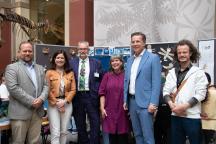 Aufgereiht im Sauriersaal des Museums für Naturkunde Berlin: Bezirksstadtrat Mitte Benjamin Fritz, Bildungssenatorin Katharina Günther-Wünsch, Generaldirektor Prof. Johannes Vogel PhD, Leiterin Bildung und Vermittlung Dr. Alexandra Moormann, Geschäftsführer Stephan Junker, Projektkoordinator Caspar Pauli