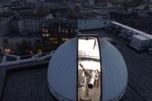 Auf dem Dach des Eugene-Paul-Wigner-Physikgebäudes der TU Berlin kann man nicht nur mit Hilfe eines Teleskops ins All blicken. Gleich nebendran fanden Forscher:innen in den Ablagerungen am Boden zwei Mikrometeoriten. Einer von ihnen stammt vermutlich vom Rand des Sonnensystems.
