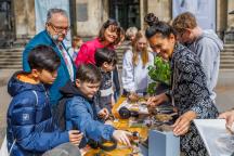 Kinder und Erwachsene an einem Aktionsstand beim Internationalen Tag der Biologischen Vielfalt vor dem Berliner Naturkundemuseum, darunter Generaldirektor Vogel und Staatssekretärin Behrendt