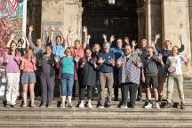 Winkende Gruppe von Personen vor dem Eingang des Museums für Naturkunde Berlin 