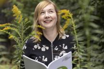 Linda Freyberg mit dem Leitfaden zu Rechtsfragen in Citizen-Science-Projekten