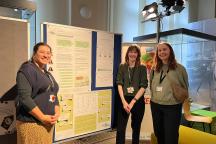 Sarah Ziehn (studentische Mitarbeitende), Saskia Brunst (Koordinatorin) und Hanna Wüste (studentische Mitarbeitende) beim Stand der Transkriptionswerkstatt. Quelle: Privat