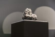 Bruchstück des Ribbeck-Meteoriten, wie er im Mineraliensaal des Museums für Naturkunde Berlin inszeniert wird.