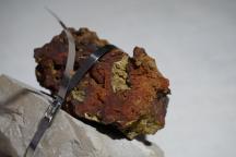 Stein, der durch einen Draht an einem größeren Stein festgebunden ist