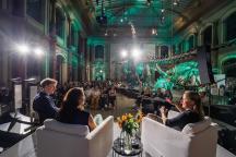 Menschen im Sauriersaal bei Beats&Bones Festival