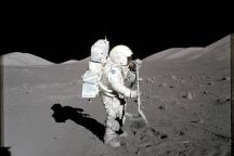 Der Wissenschaftler und Astronaut Harrison H. Schmitt, Pilot der Mondlandefähre, sammelt an der Station 1 während der ersten Apollo 17 Extravehicular Activity (EVA) am Landeplatz Taurus-Littrow Proben vom Mondrechen. 
