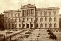 Das Foto zeigt die Vorderansicht des Museums für Naturkunde Berlin von 1893.